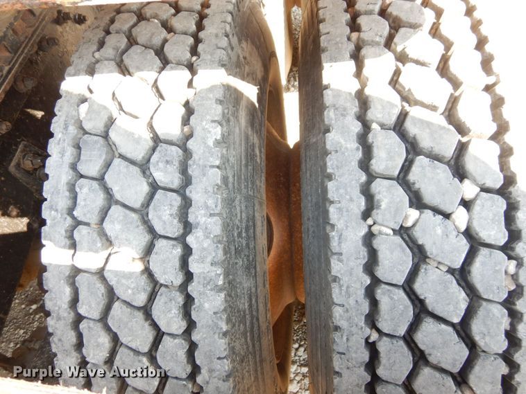 image for item DS1463 1996 International 9400  semi truck