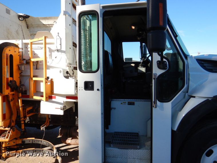 image for item DS8237 2012 International WorkStar 7400  refuse truck