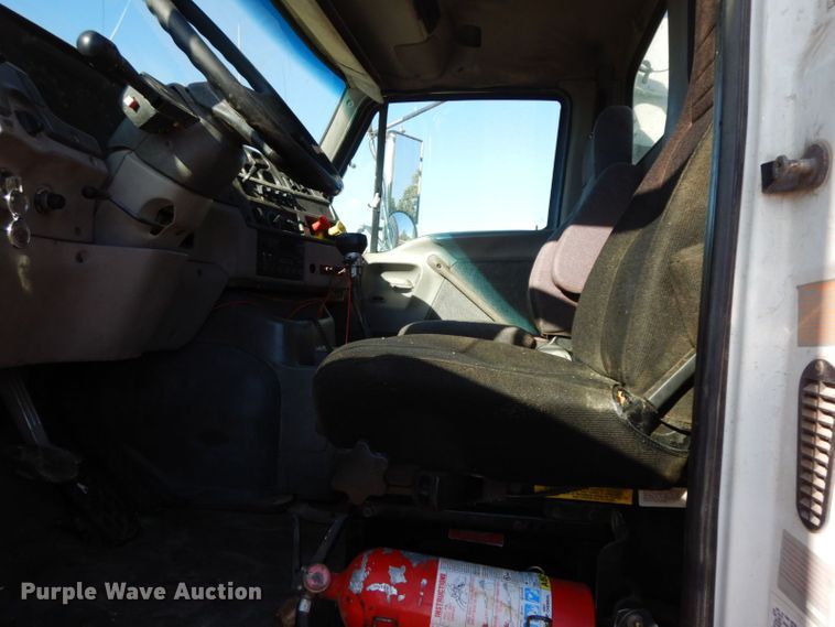 image for item HF9409 1998 Ford AT9513 Aeromax 113 semi truck