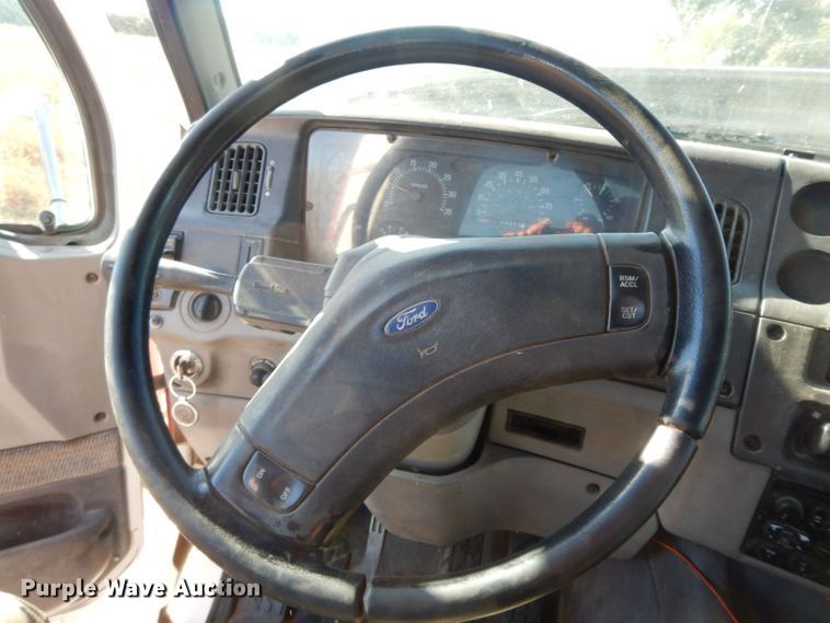 image for item HF9409 1998 Ford AT9513 Aeromax 113 semi truck