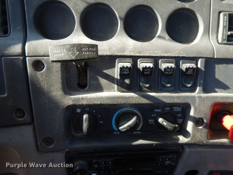 image for item HF9409 1998 Ford AT9513 Aeromax 113 semi truck