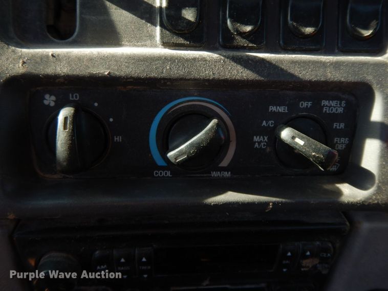 image for item HF9409 1998 Ford AT9513 Aeromax 113 semi truck