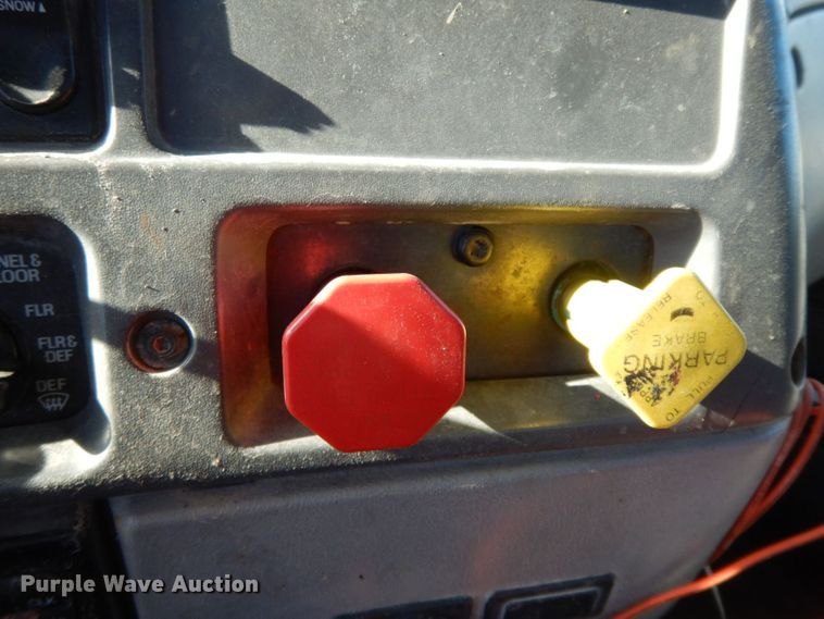 image for item HF9409 1998 Ford AT9513 Aeromax 113 semi truck