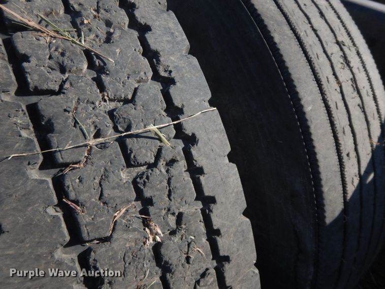 image for item HF9409 1998 Ford AT9513 Aeromax 113 semi truck