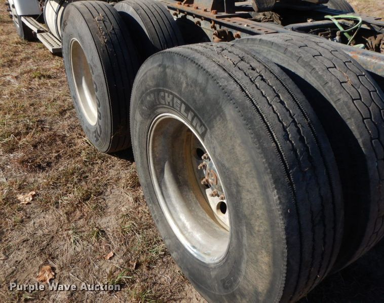 image for item HF9409 1998 Ford AT9513 Aeromax 113 semi truck