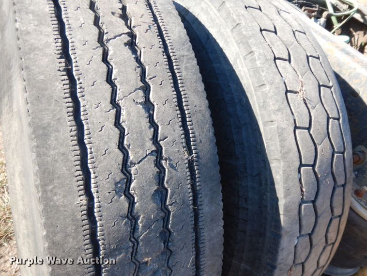 image for item HF9409 1998 Ford AT9513 Aeromax 113 semi truck