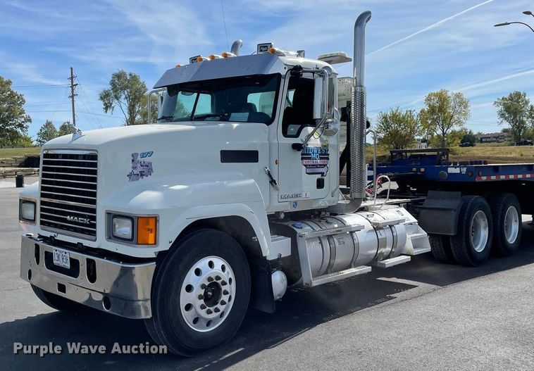 image for item JC9925 2014 Mack CHU613  semi truck