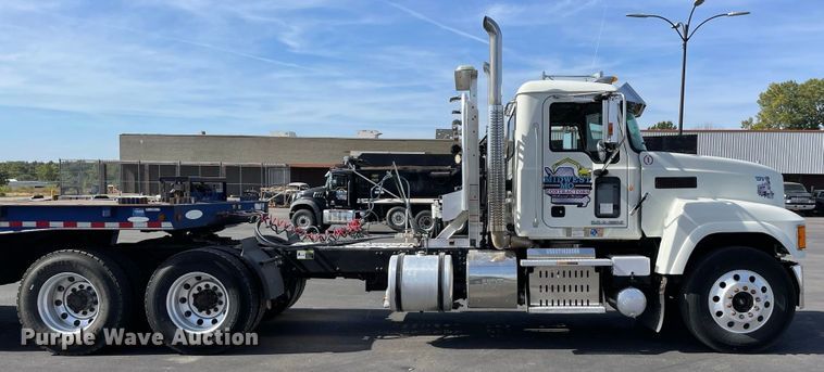 image for item JC9925 2014 Mack CHU613  semi truck