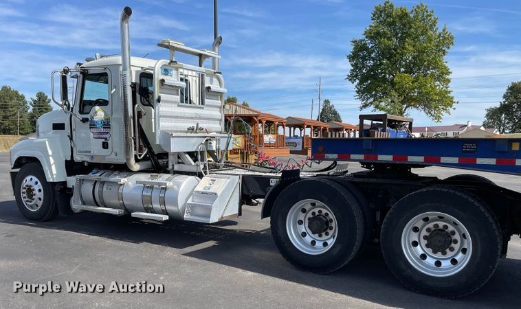 image for item JC9925 2014 Mack CHU613  semi truck