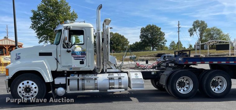 image for item JC9925 2014 Mack CHU613  semi truck