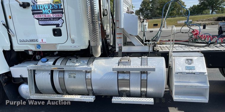 image for item JC9925 2014 Mack CHU613  semi truck