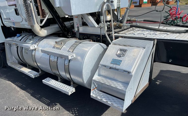 image for item JC9925 2014 Mack CHU613  semi truck