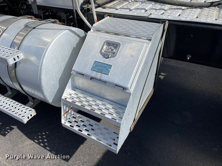 image for item JC9925 2014 Mack CHU613  semi truck