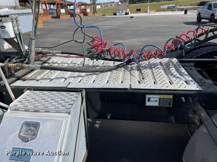 image for item JC9925 2014 Mack CHU613  semi truck