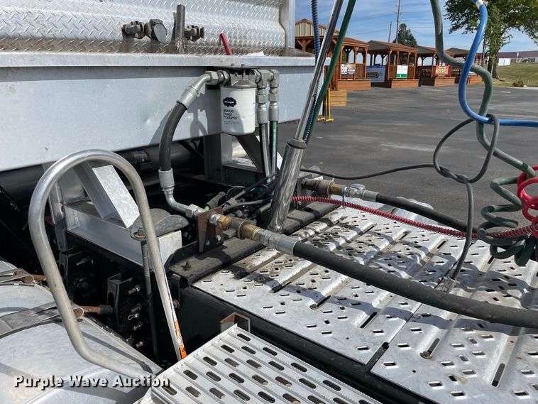 image for item JC9925 2014 Mack CHU613  semi truck