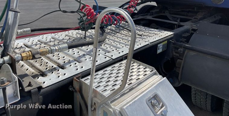 image for item JC9925 2014 Mack CHU613  semi truck