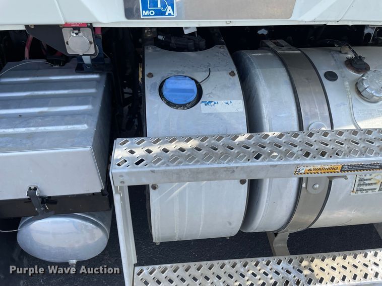 image for item JC9925 2014 Mack CHU613  semi truck