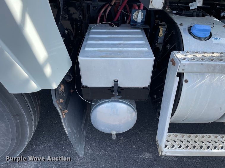 image for item JC9925 2014 Mack CHU613  semi truck