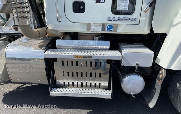 image for item JC9925 2014 Mack CHU613  semi truck