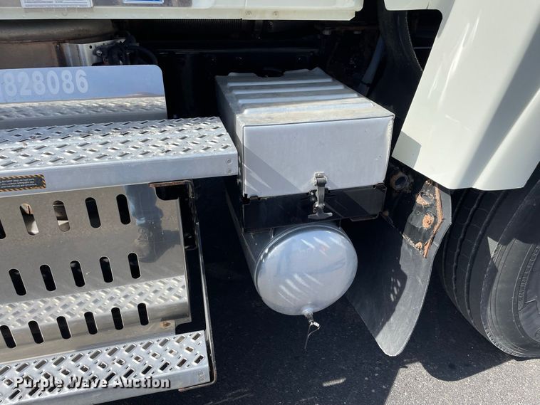 image for item JC9925 2014 Mack CHU613  semi truck