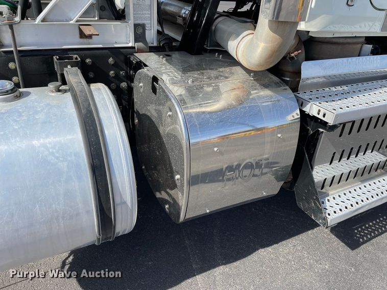 image for item JC9925 2014 Mack CHU613  semi truck