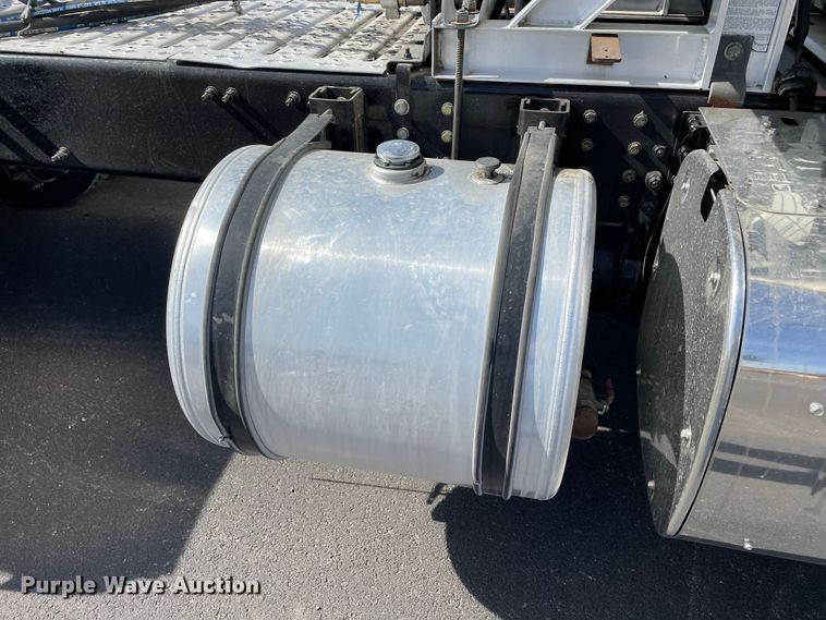 image for item JC9925 2014 Mack CHU613  semi truck