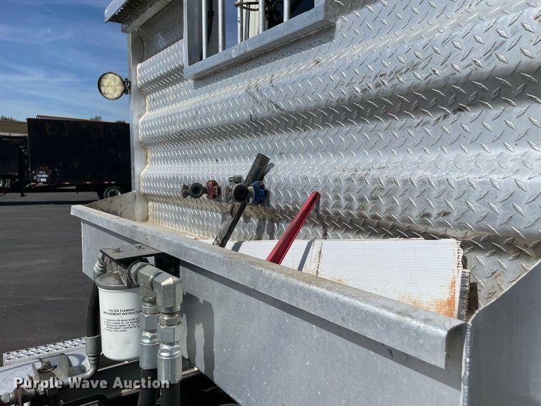 image for item JC9925 2014 Mack CHU613  semi truck