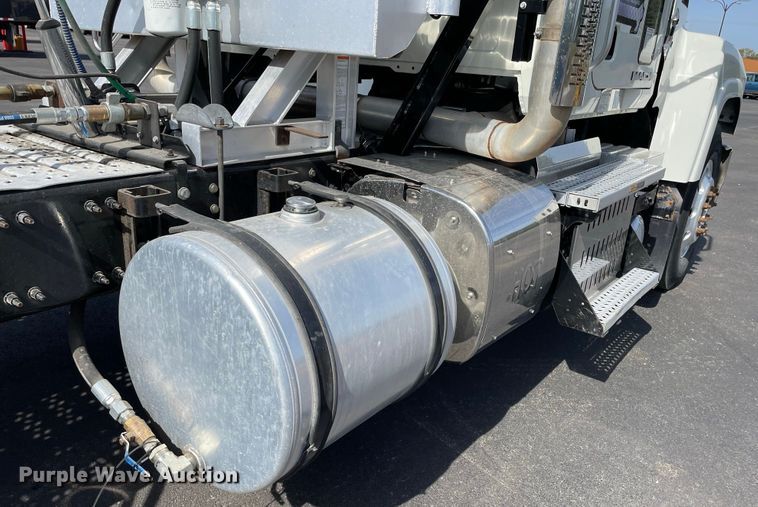 image for item JC9925 2014 Mack CHU613  semi truck