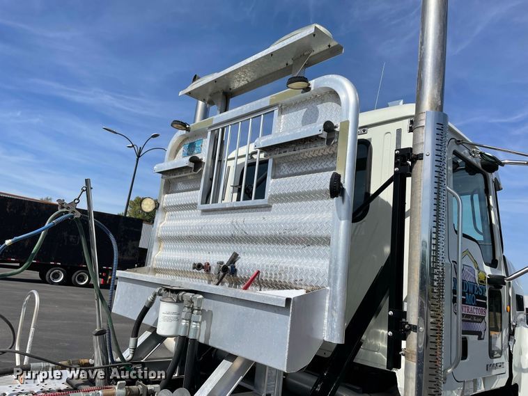 image for item JC9925 2014 Mack CHU613  semi truck