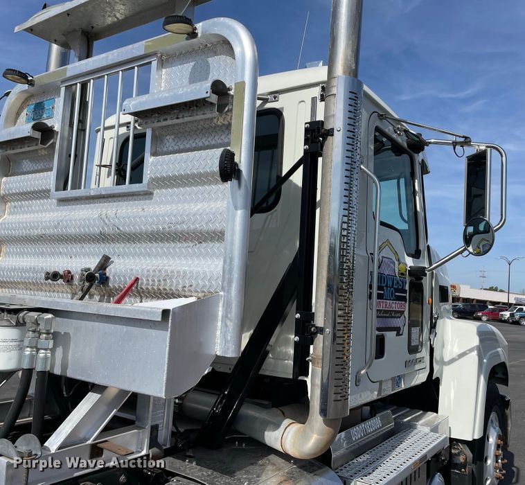 image for item JC9925 2014 Mack CHU613  semi truck