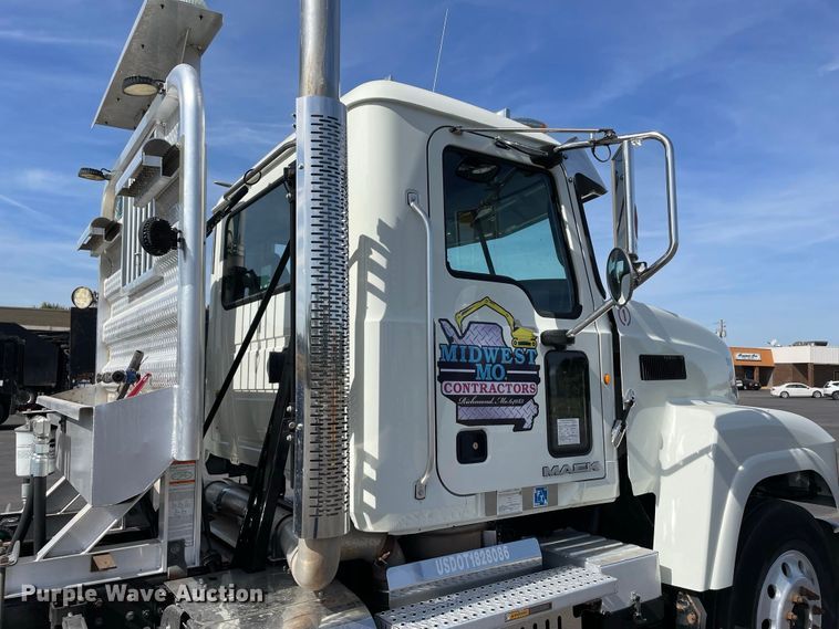 image for item JC9925 2014 Mack CHU613  semi truck