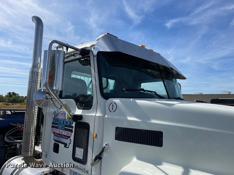 image for item JC9925 2014 Mack CHU613  semi truck