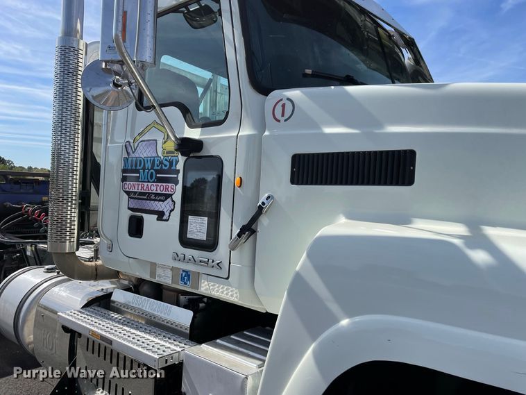 image for item JC9925 2014 Mack CHU613  semi truck