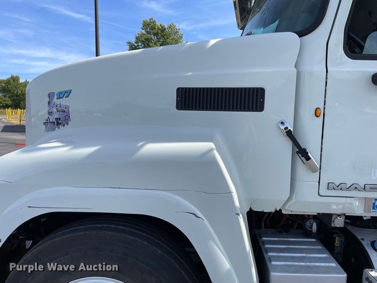 image for item JC9925 2014 Mack CHU613  semi truck