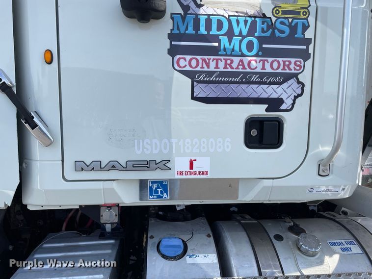 image for item JC9925 2014 Mack CHU613  semi truck