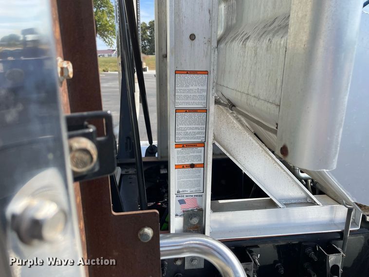 image for item JC9925 2014 Mack CHU613  semi truck