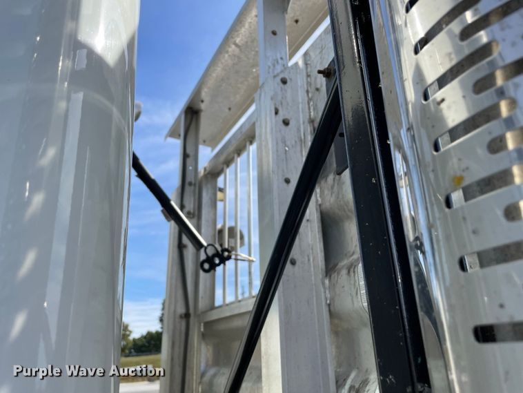 image for item JC9925 2014 Mack CHU613  semi truck