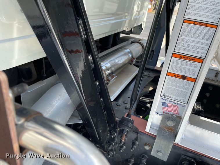 image for item JC9925 2014 Mack CHU613  semi truck