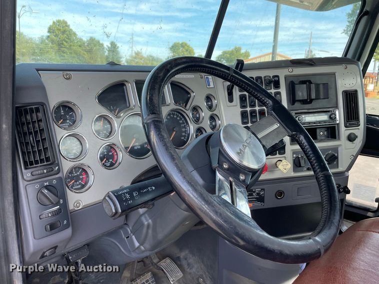 image for item JC9925 2014 Mack CHU613  semi truck