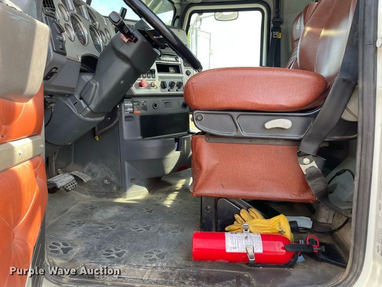 image for item JC9925 2014 Mack CHU613  semi truck