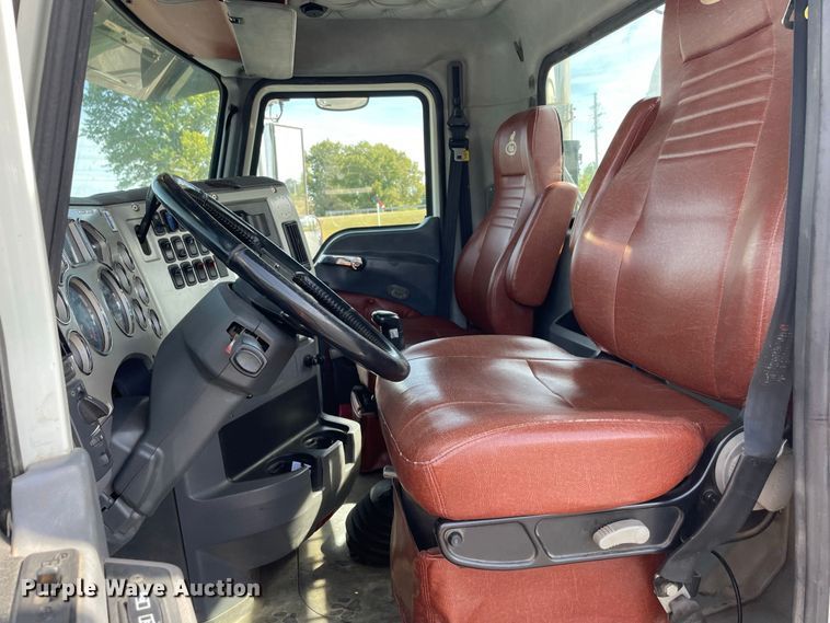 image for item JC9925 2014 Mack CHU613  semi truck