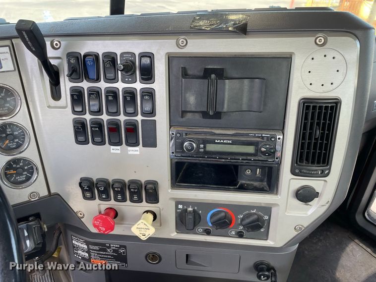 image for item JC9925 2014 Mack CHU613  semi truck