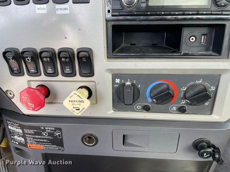 image for item JC9925 2014 Mack CHU613  semi truck