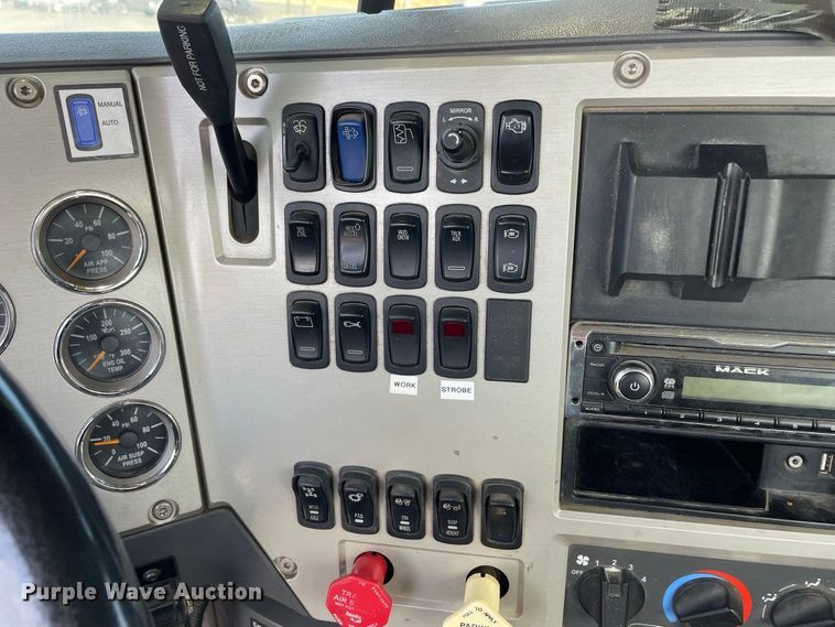 image for item JC9925 2014 Mack CHU613  semi truck