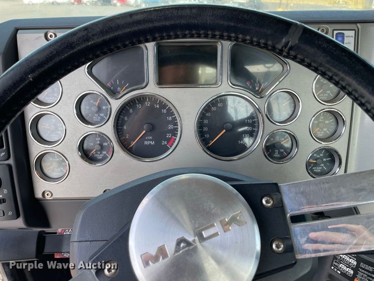 image for item JC9925 2014 Mack CHU613  semi truck