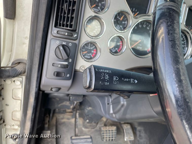 image for item JC9925 2014 Mack CHU613  semi truck