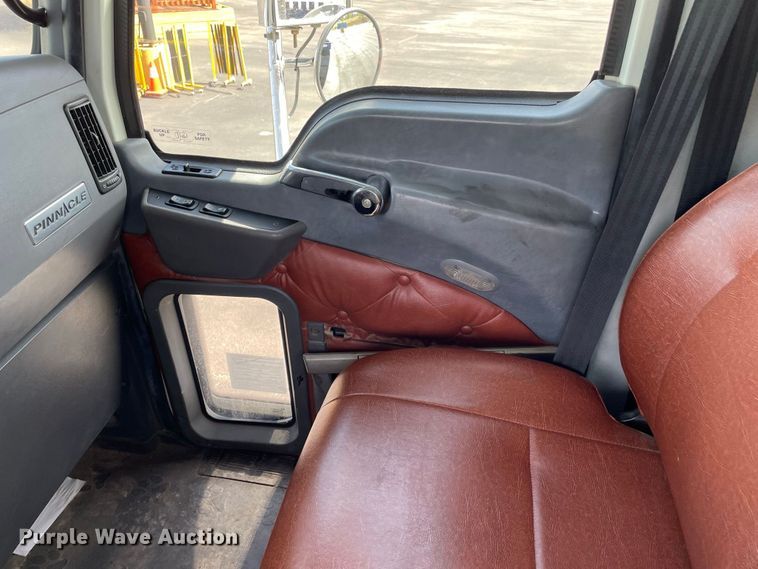 image for item JC9925 2014 Mack CHU613  semi truck