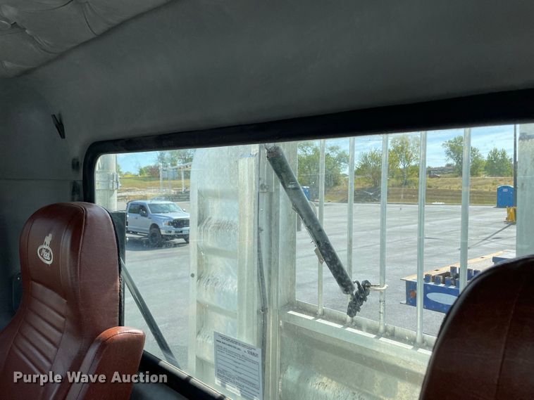 image for item JC9925 2014 Mack CHU613  semi truck