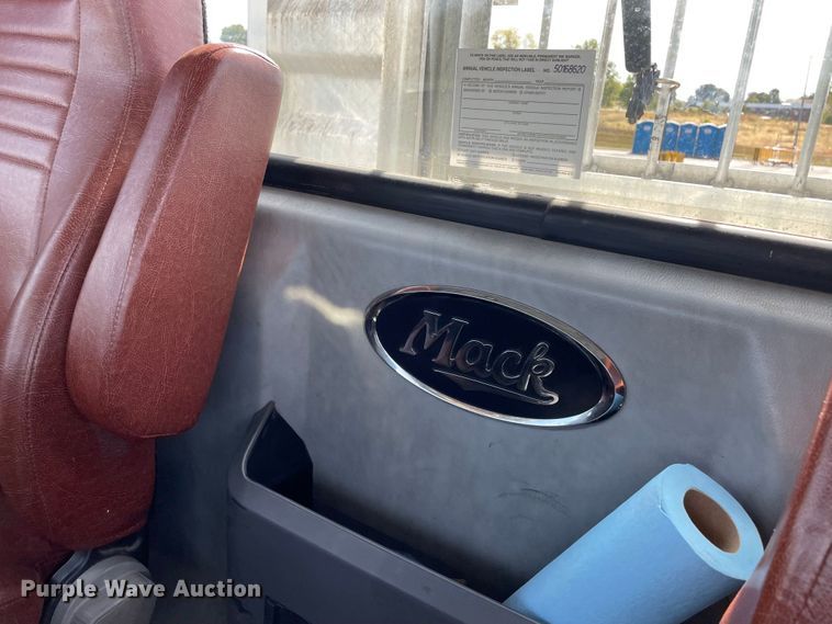 image for item JC9925 2014 Mack CHU613  semi truck