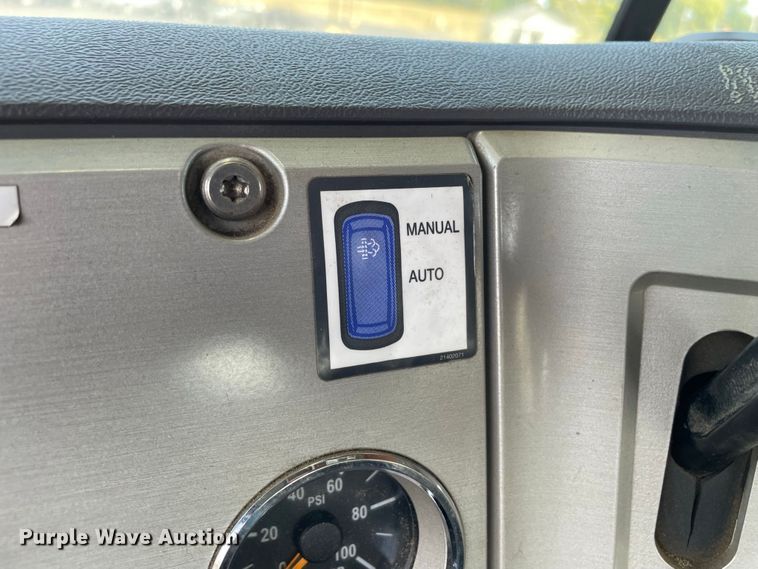 image for item JC9925 2014 Mack CHU613  semi truck